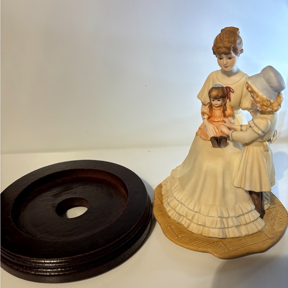 Beautiful Vintage Limited Edition Muiscal
Figurine Woman and Daughters - Picture 4 of 7